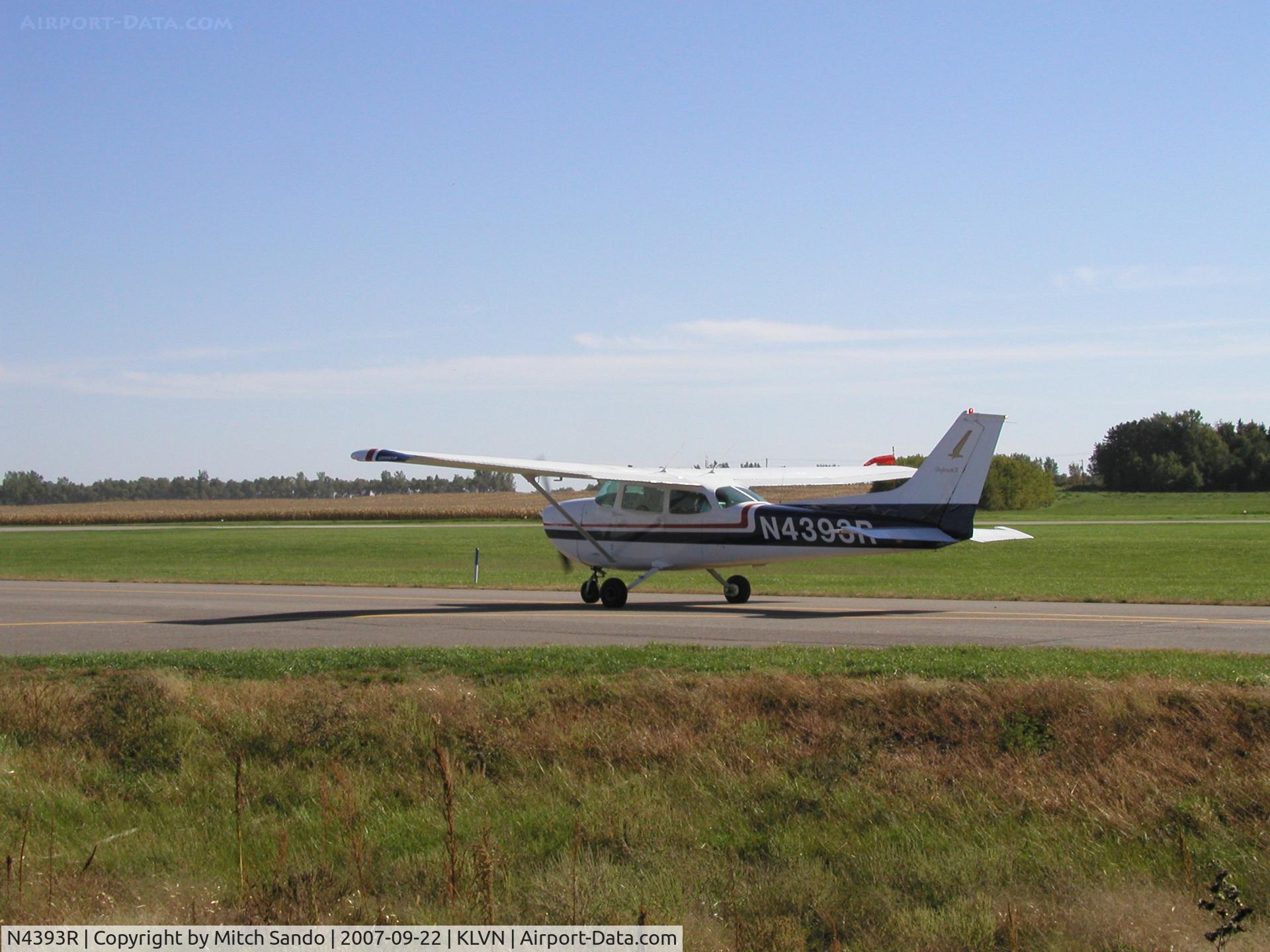 N4393R, 1974 Cessna 172M C/N 17263143, Taxiing to Runway 30.