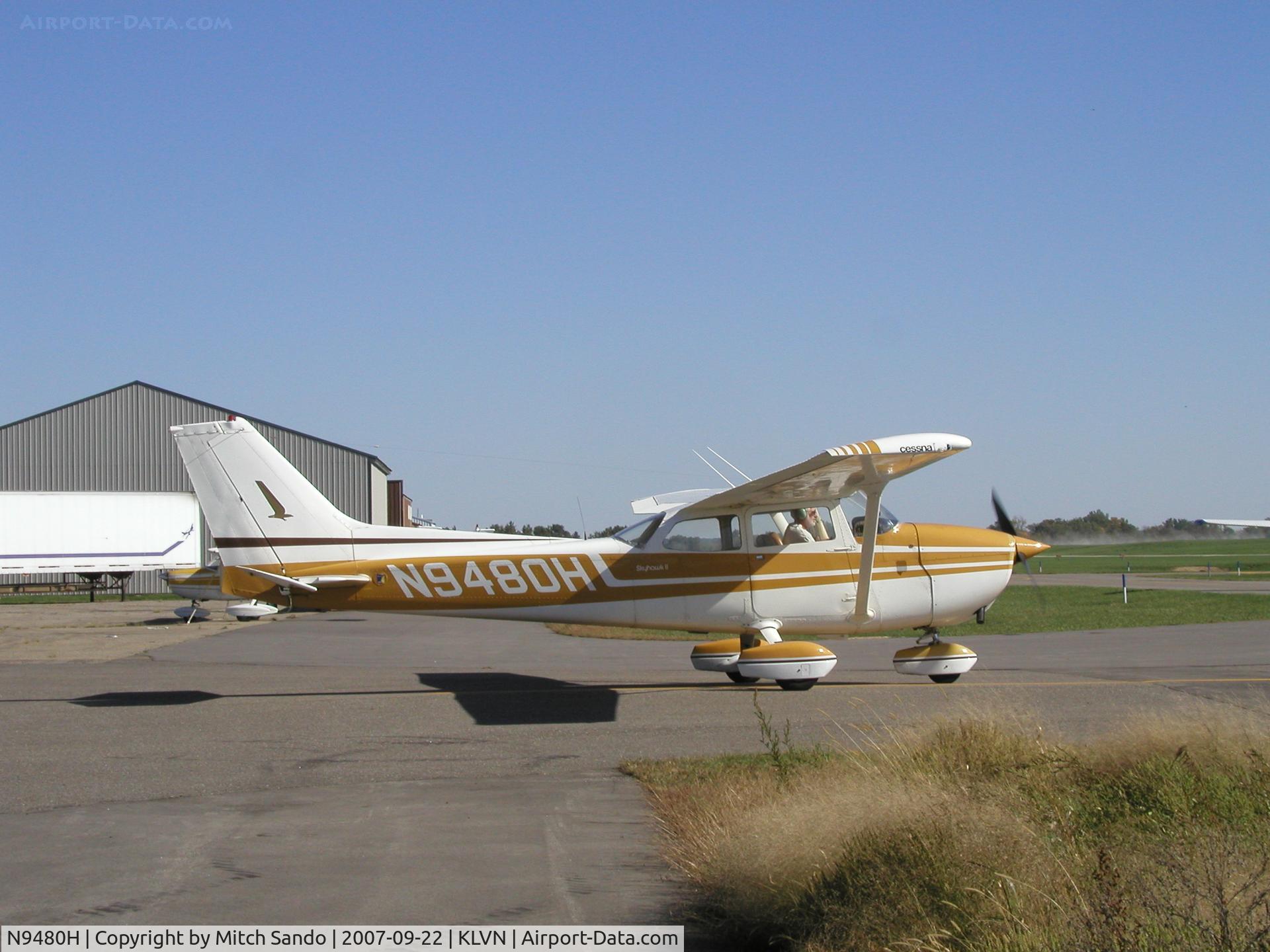 N9480H, 1975 Cessna 172M C/N 17266173, Taxiing back to the hangar.