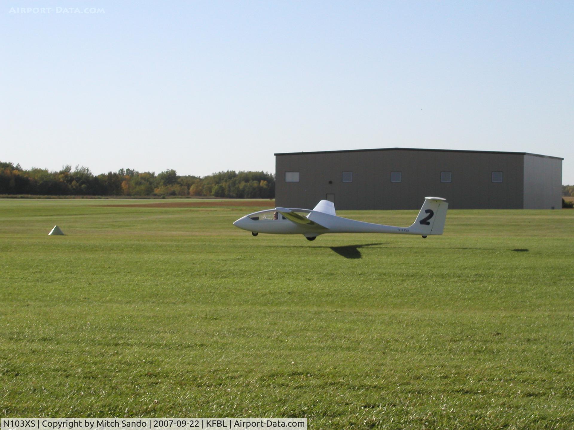 N103XS, 1982 Grob G-103 Twin Astir II C/N 3745, Landing Runway 20.