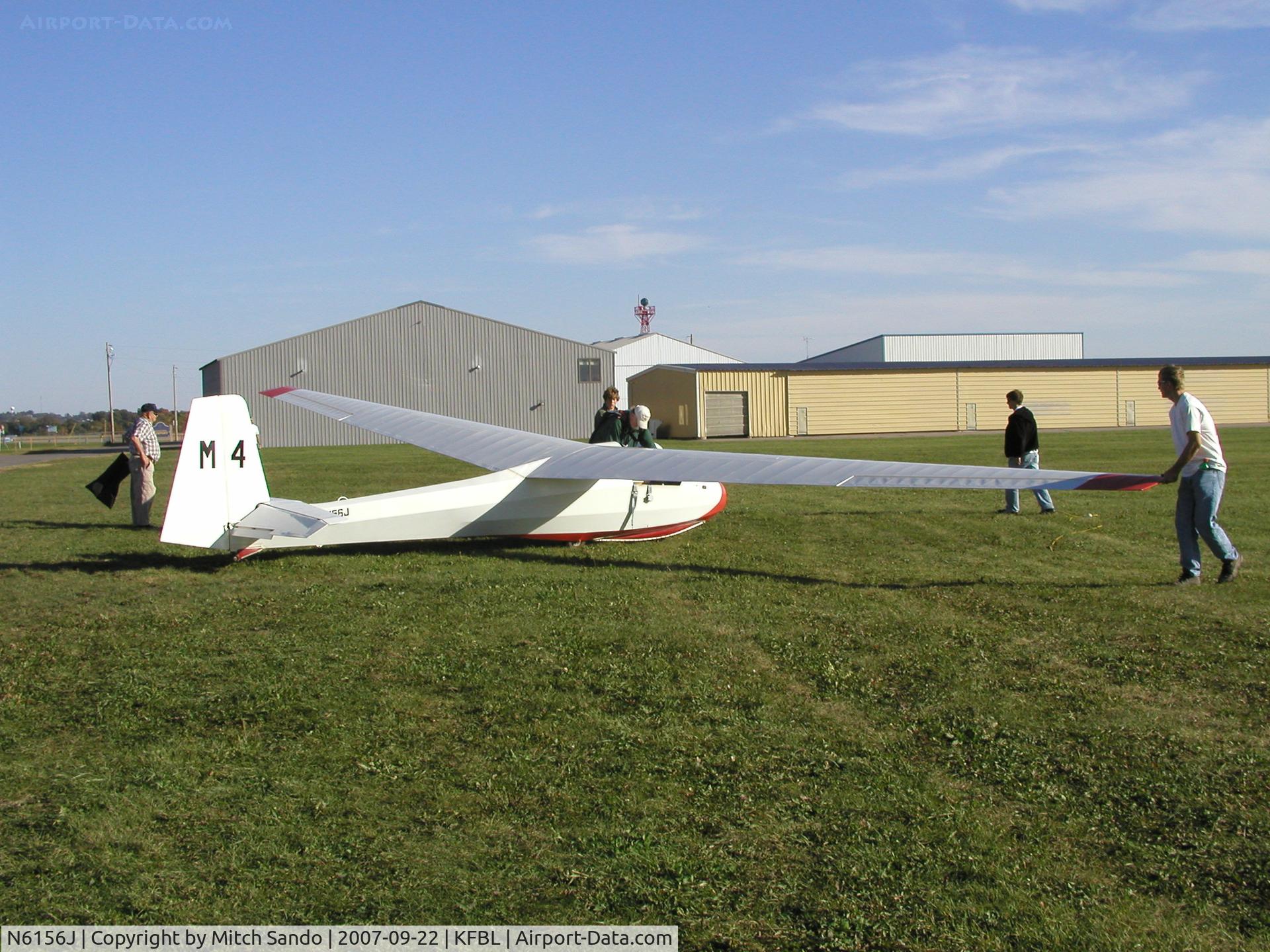 N6156J, Schleicher K-8B C/N 8549, Getting the tow line hooked up at Faribault.