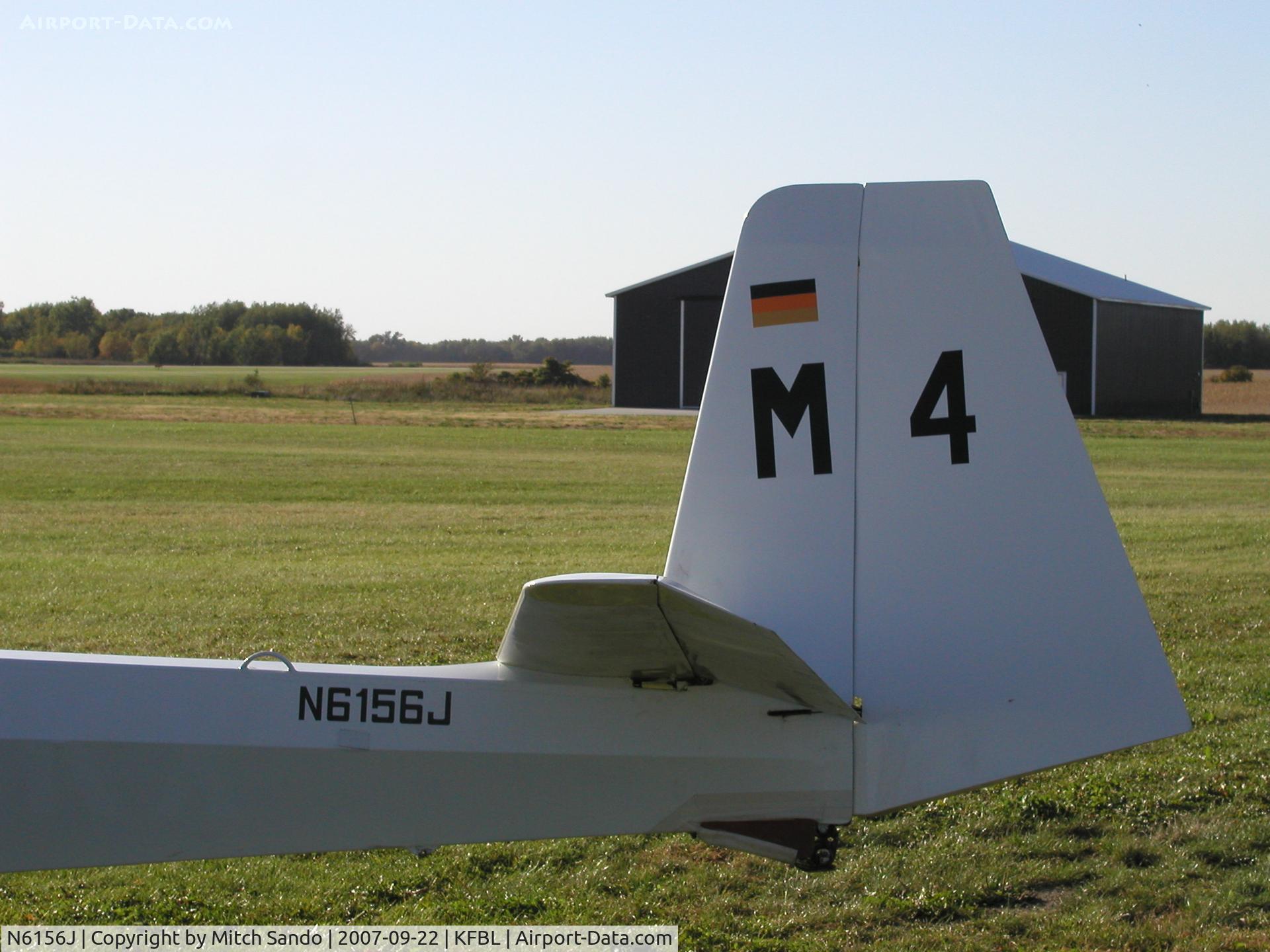 N6156J, Schleicher K-8B C/N 8549, Getting the tow line hooked up at Faribault.