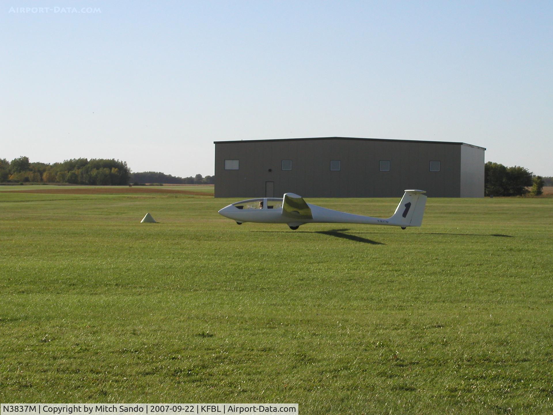 N3837M, 1983 Grob G-103 Twin Astir C/N 3764, Landing Runway 20.