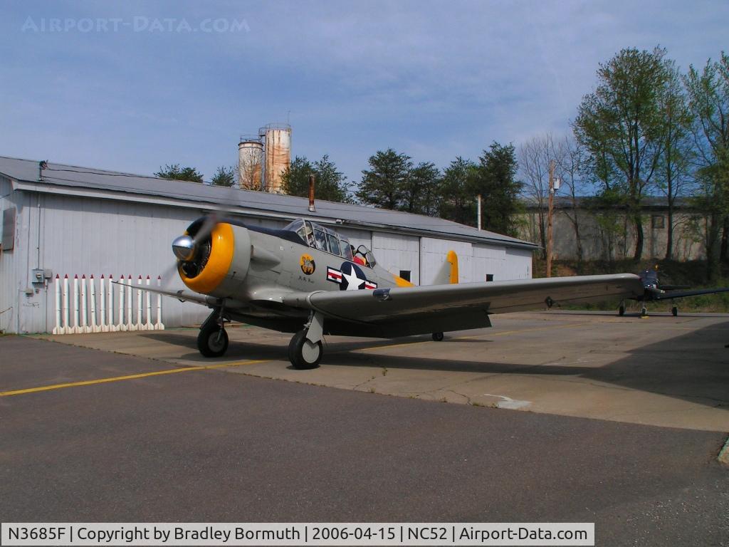 N3685F, 1944 North American SNJ-5 Texan C/N 88-16183, Great day to take pictures.