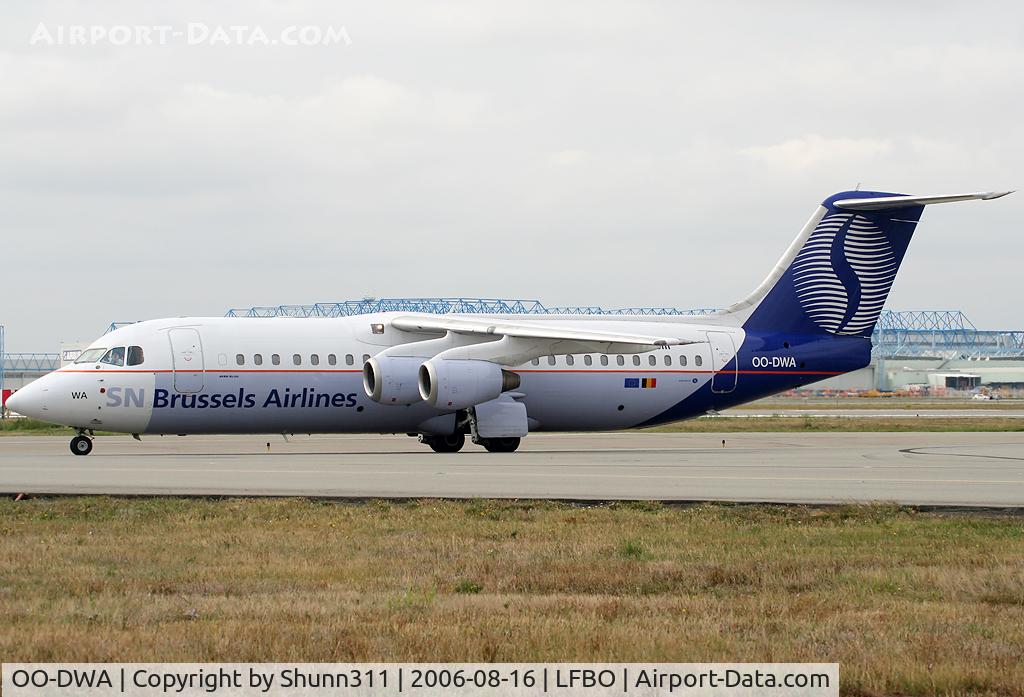 OO-DWA, 1997 British Aerospace Avro 146-RJ100 C/N E3308, Taxiing to the terminal...