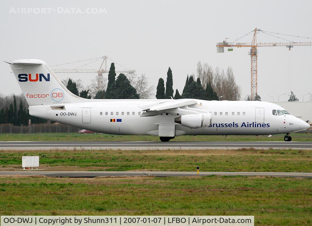OO-DWJ, 1999 British Aerospace Avro 146-RJ100 C/N E3355, Another special c/s... Rolling to take off 32R