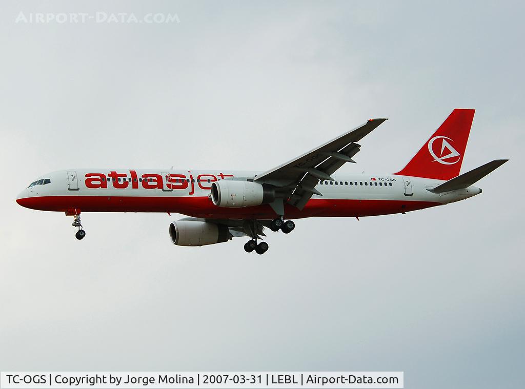 TC-OGS, 2000 Boeing 757-256 C/N 29307, Clear to land RWY 25R.