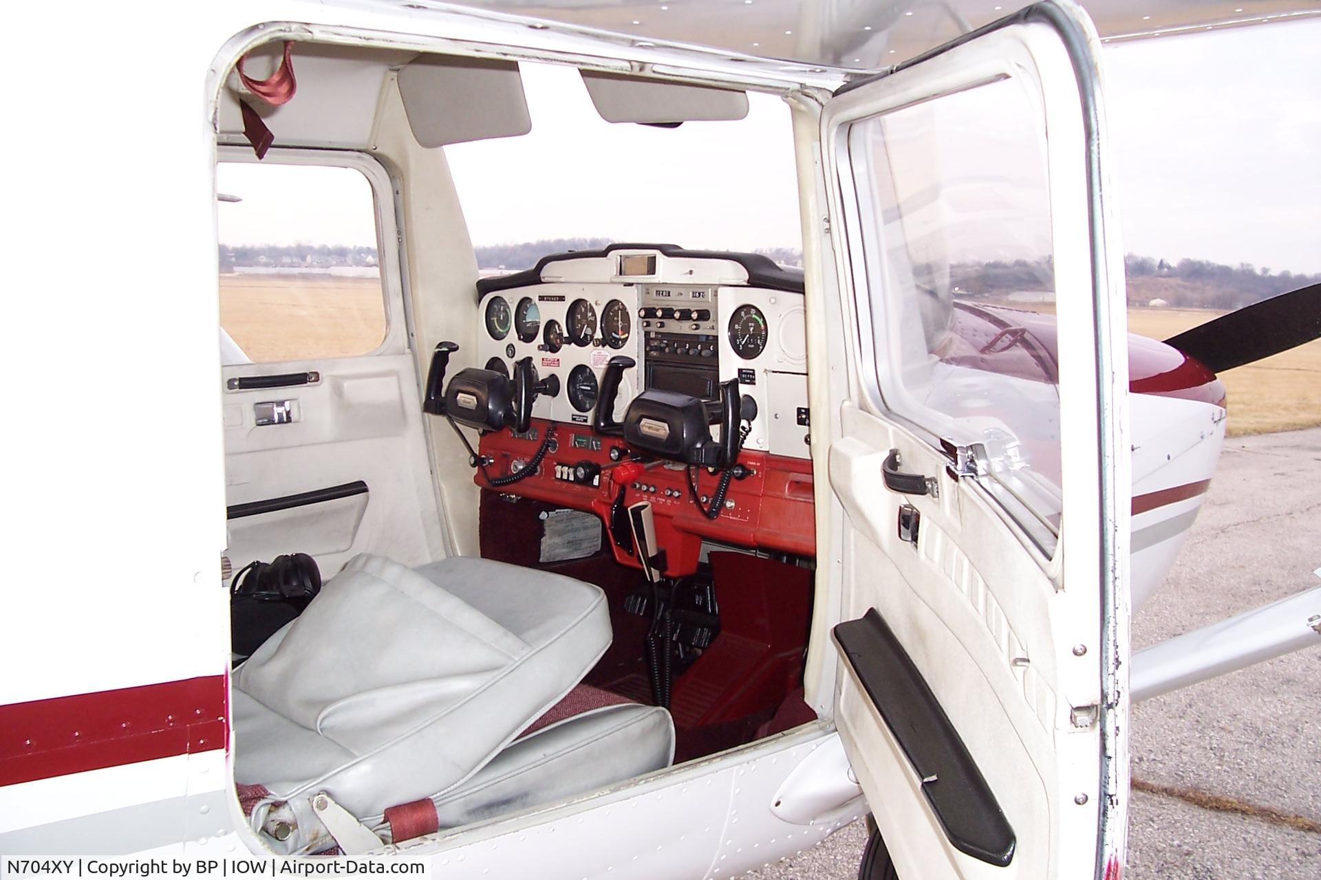 N704XY, 1976 Cessna 150M C/N 15078967, Interior