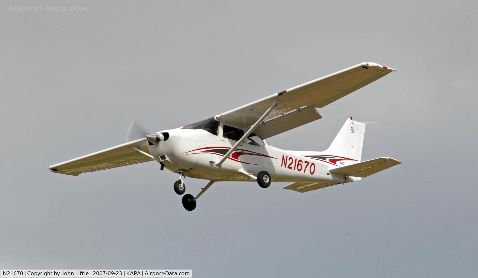 N21670, 2004 Cessna 172S C/N 172S9709, Cessna on approach