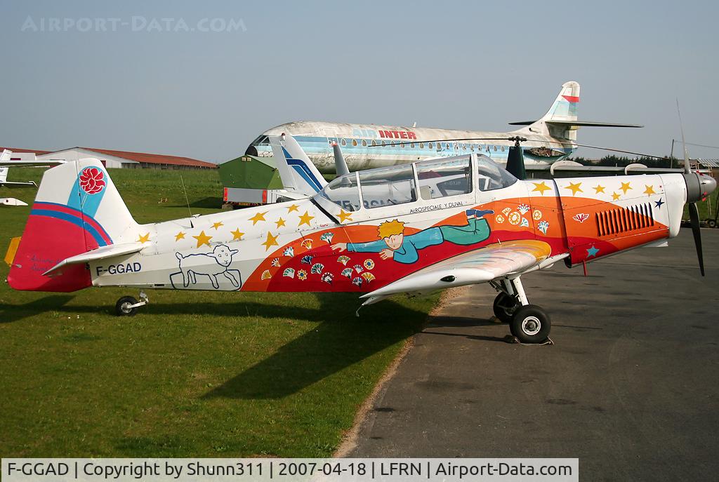 F-GGAD, Zlín Z-526F Trener Master C/N 1177, Parked in front of Yankee Delta hangar...