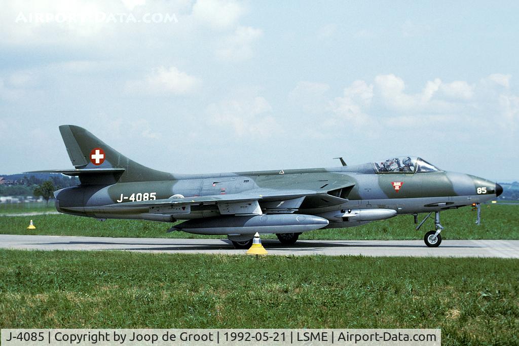 J-4085, 1955 Hawker Hunter F.58 C/N 41H/697452, Always a nice place to take pictures: the southern Emmen taxiway.