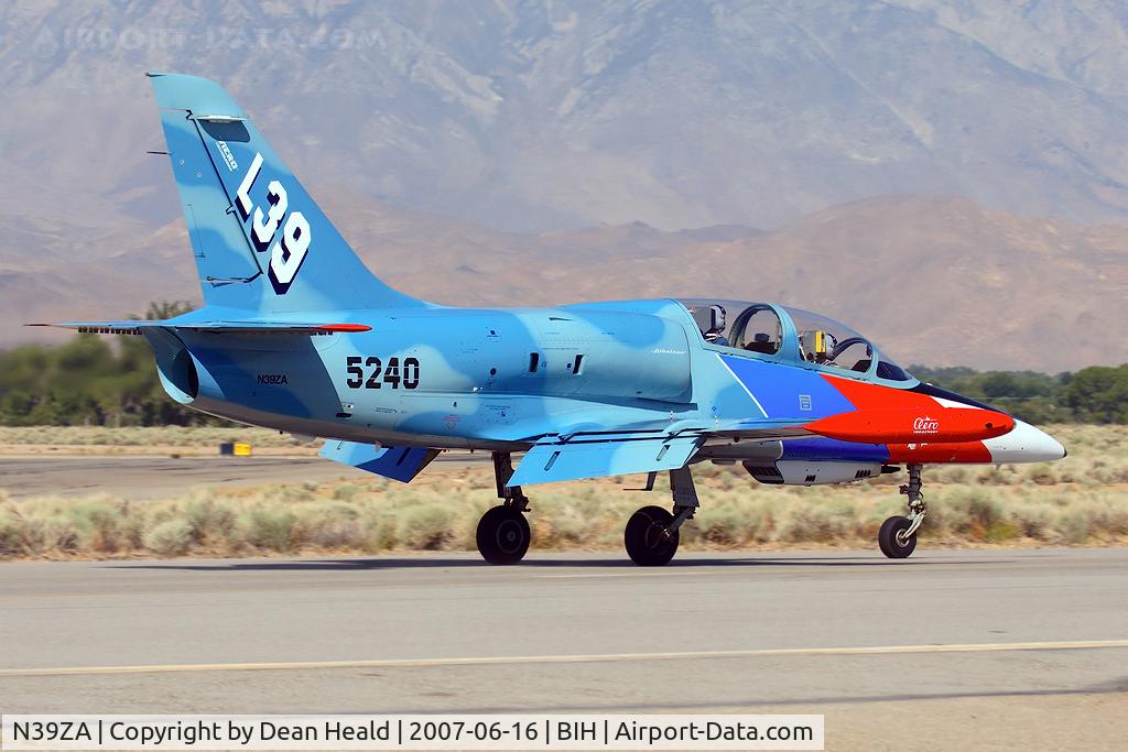 N39ZA, Aero L-39ZA Albatros C/N 5240, A very nice paint scheme on this Aero Vodochody L-39ZA Albatros. Seen here rolling out after landing.