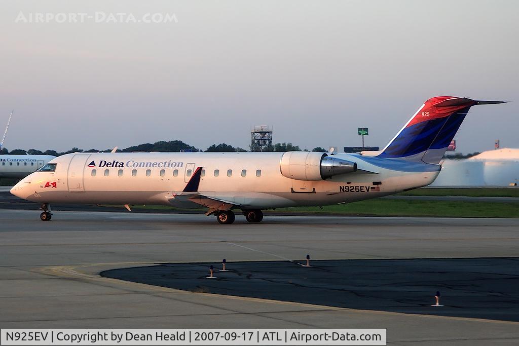 N925EV, 2003 Bombardier CRJ-200ER (CL-600-2B19) C/N 7831, Taxiing at ATL.