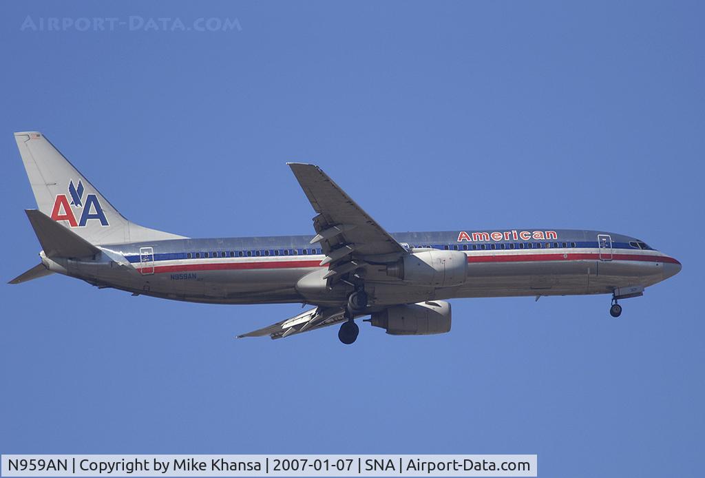 N959AN, 2001 Boeing 737-823 C/N 30828, AA B737-823 coming in for landing.