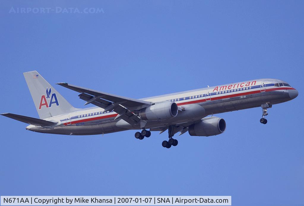 N671AA, 1992 Boeing 757-223 C/N 25336, AA B757-223 coming in for landing.