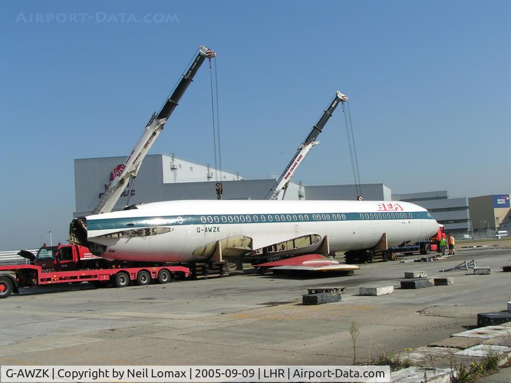 G-AWZK, 1971 Hawker Siddeley HS-121 Trident 3B-101 C/N 2312, Loading on the low lowder.