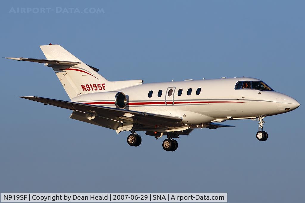 N919SF, 2003 Raytheon Hawker 800XP C/N 258635, Swift & Company International Sales Corporation 2003 Raytheon Hawker 800XP on short-final to RWY 19R.