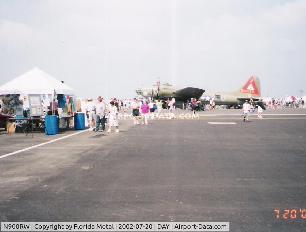 N900RW, 1944 Boeing B-17G Flying Fortress C/N 8627, Thunderbird