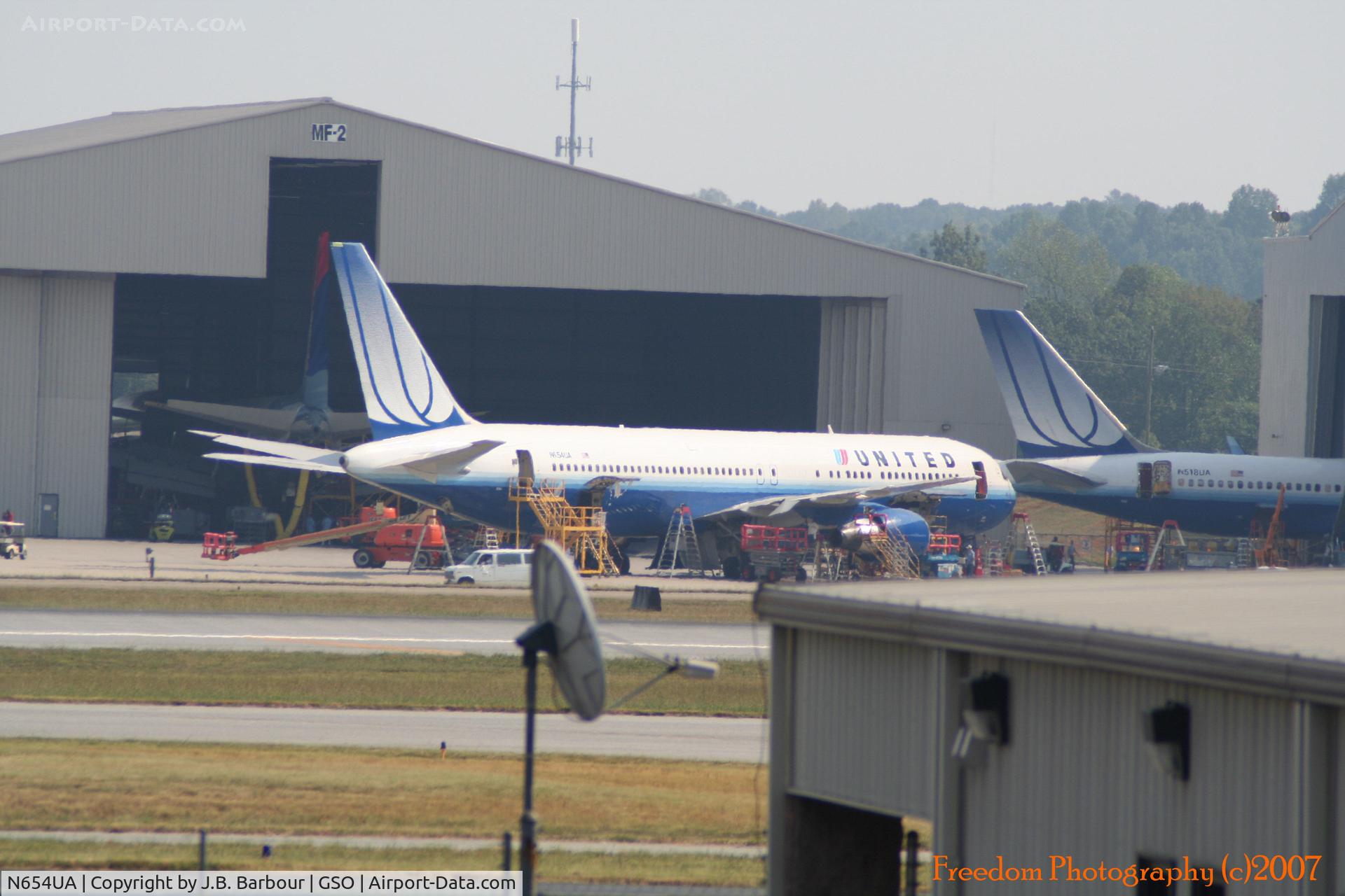 N654UA, 1992 Boeing 767-322ER C/N 25392, In for the monthly's I guess