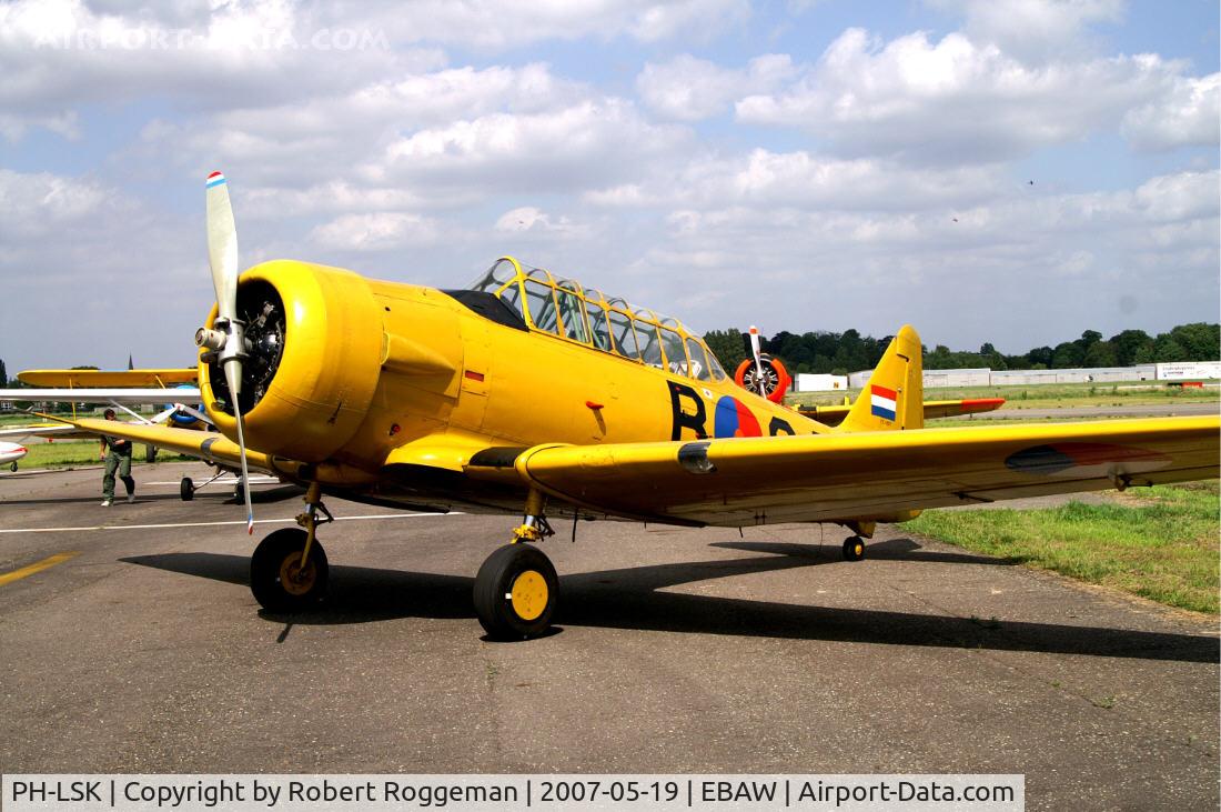 PH-LSK, 1942 Noorduyn AT-16 Harvard IIB C/N 14-641, Ex K.Lu B-64.17 th Antwerp Stampe Fly In.