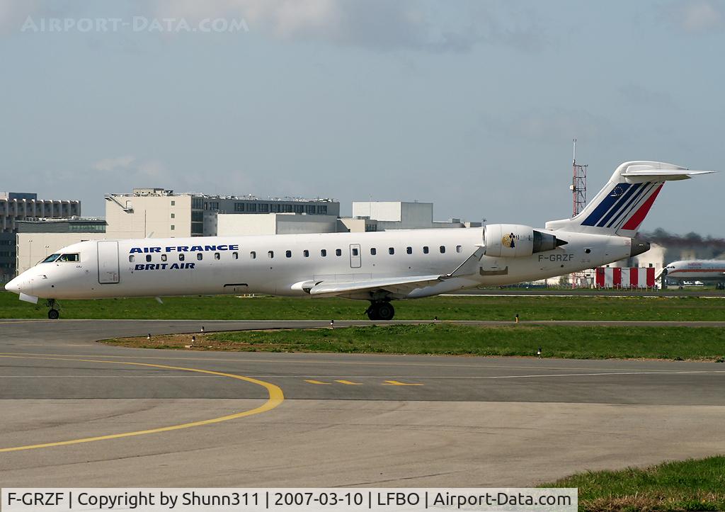F-GRZF, 2002 Canadair CRJ-700 (CL-600-2C10) Regional Jet C/N 10036, Taxxing to take off rwy 32R