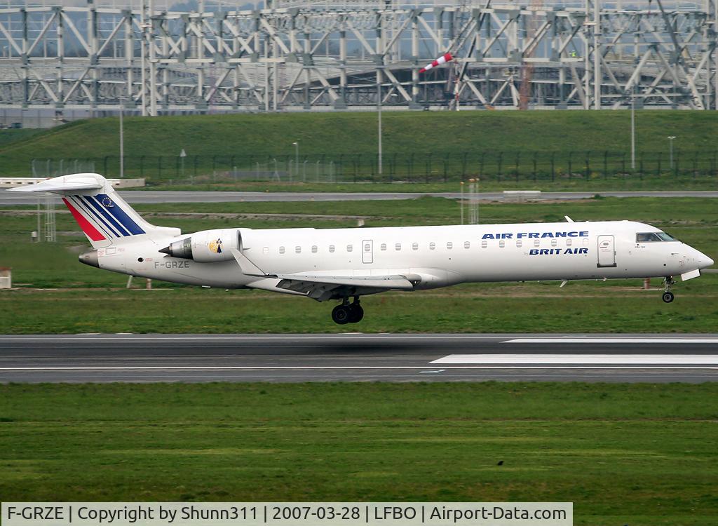 F-GRZE, 2001 Canadair CRJ-702 (CL-600-2C10) Regional Jet C/N 10032, Landing rwy 14R