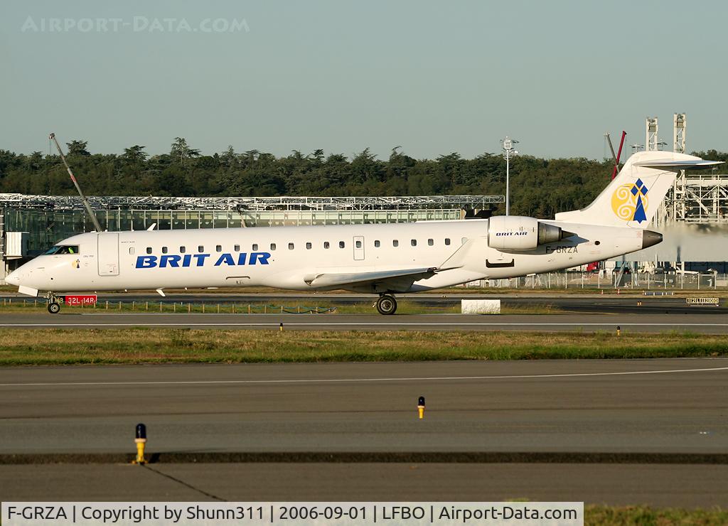 F-GRZA, 2000 Canadair CRJ-702 (CL-600-2C10) Regional Jet C/N 10006, Ready to take off rwy 14L