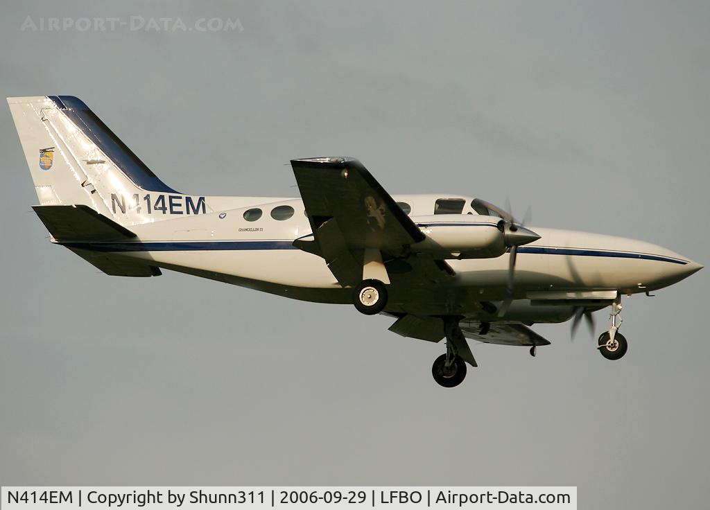 N414EM, 1980 Cessna 414A Chancellor C/N 414A0500, Landing rwy 14R with Toulouse-Saint Louis du Senegal Rallye sticker