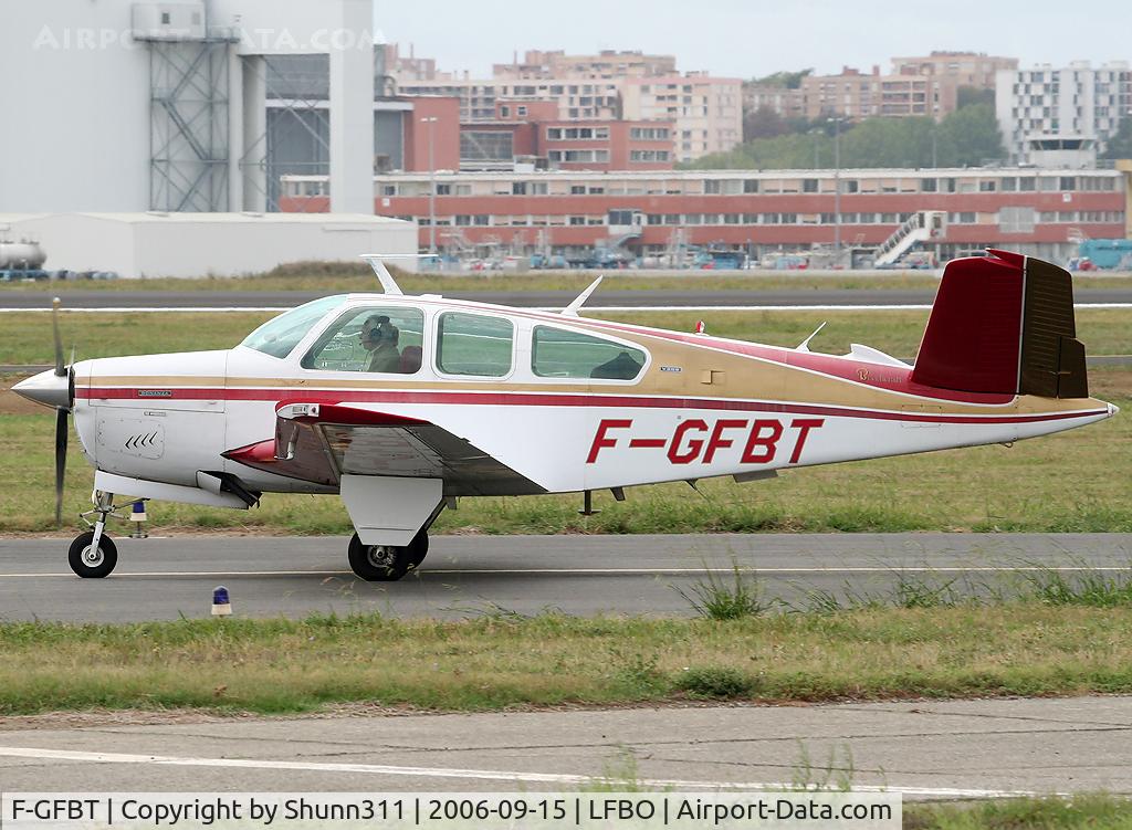 F-GFBT, Beech V35B Bonanza C/N D-9727, Taxiing only point rwy 32R for departure