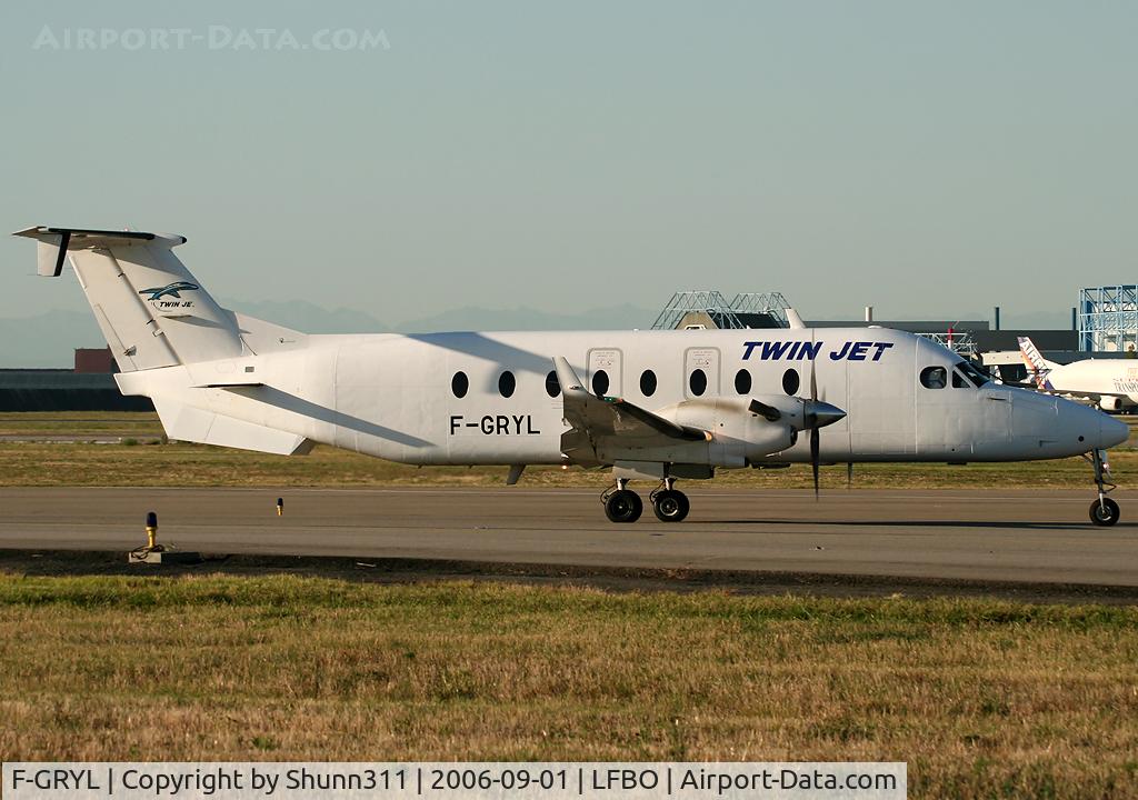 F-GRYL, 1997 Beech 1900D C/N UE-301, Taxiing only point rwy 14L for departure