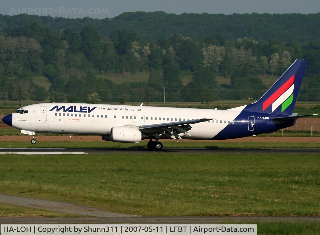 HA-LOH, 2004 Boeing 737-8Q8 C/N 30667, Landing rwy 02 with small Livingston titles