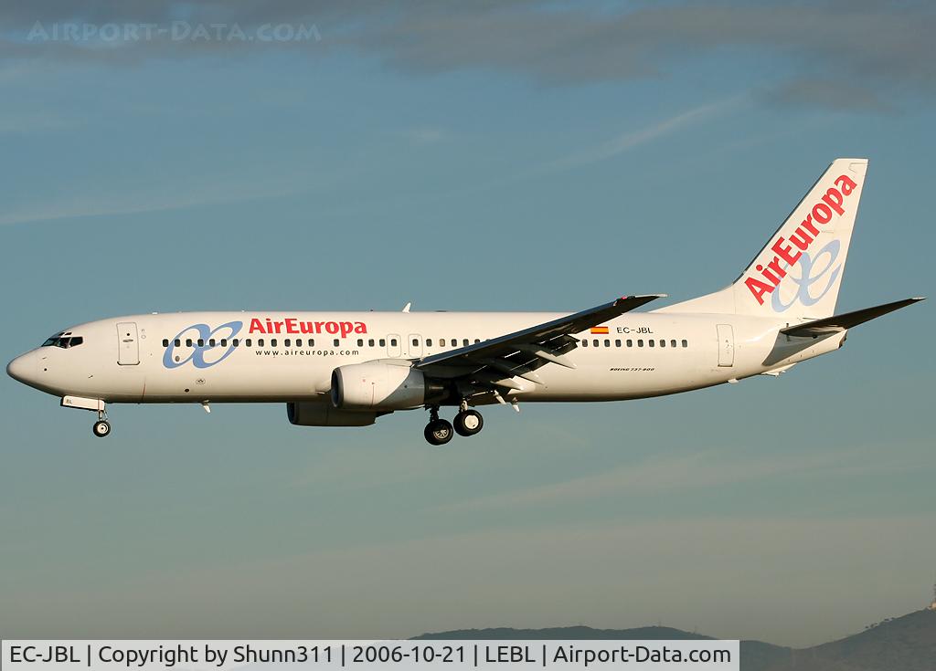 EC-JBL, 2004 Boeing 737-85P C/N 33974, Landing rwy 25L
