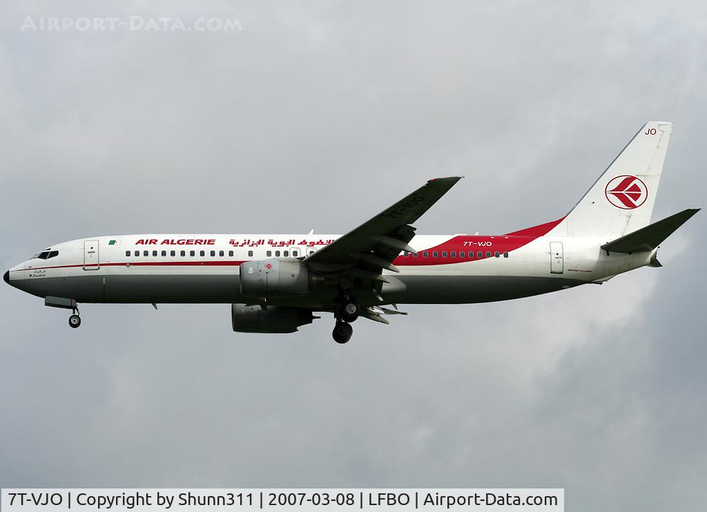 7T-VJO, 2001 Boeing 737-8D6 C/N 30207, Landing rwy 32L