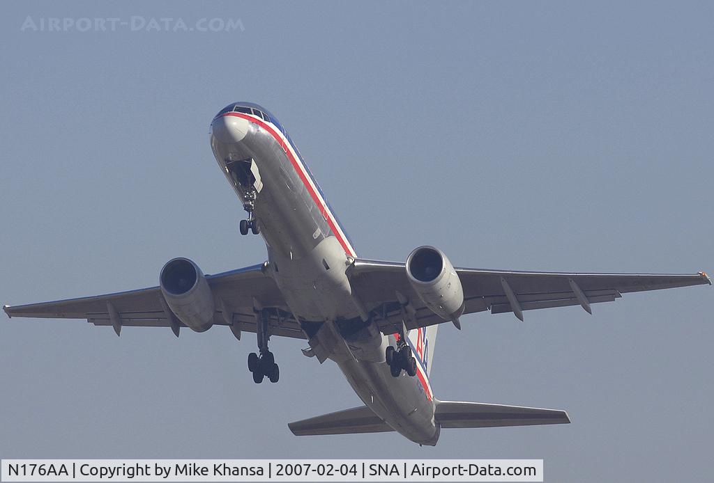 N176AA, 2001 Boeing 757-223 C/N 32395/994, AA B757-223 coming in for landing.