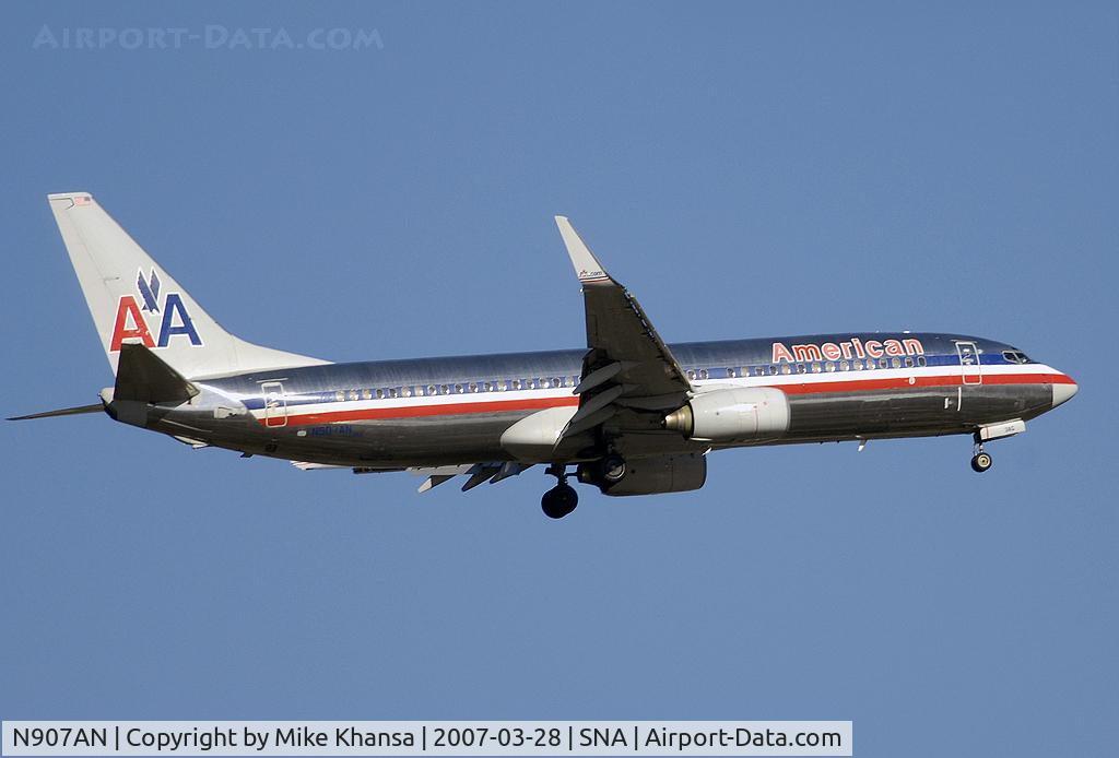 N907AN, 1999 Boeing 737-823 C/N 29509, AA B737-823 coming in for landing.