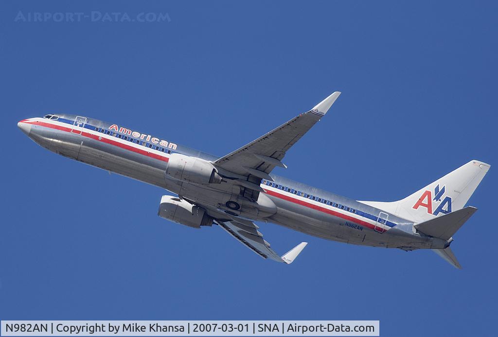 N982AN, 2009 Boeing 737-823 C/N 31067, AA B737-823 Climbing the blue sky.