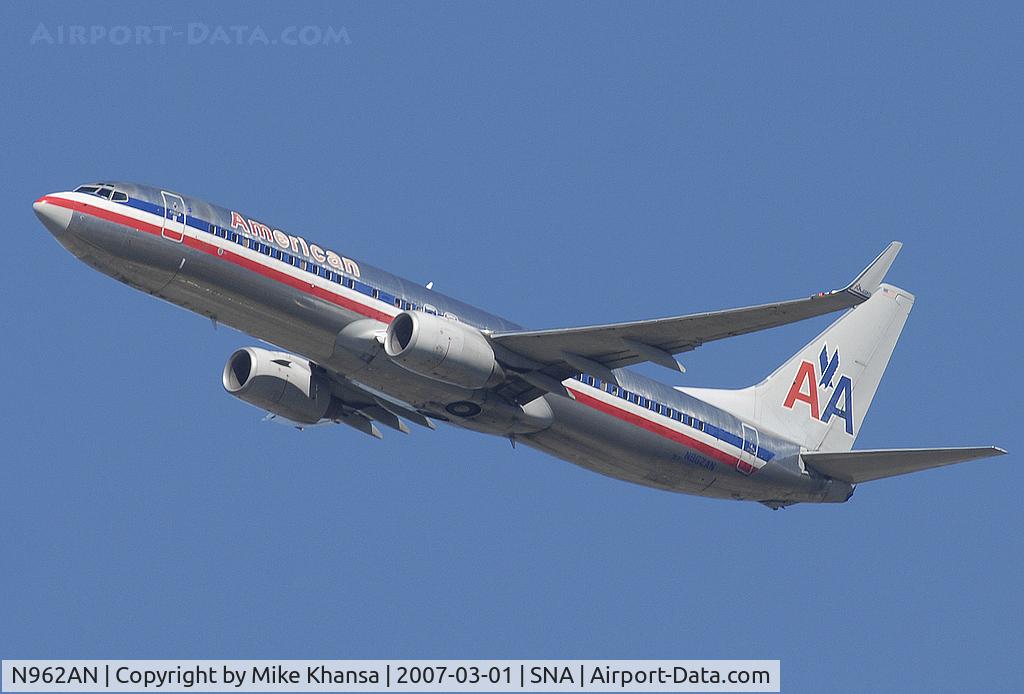 N962AN, 2001 Boeing 737-823 C/N 30858, AA B737-823 Climbing the blue sky.