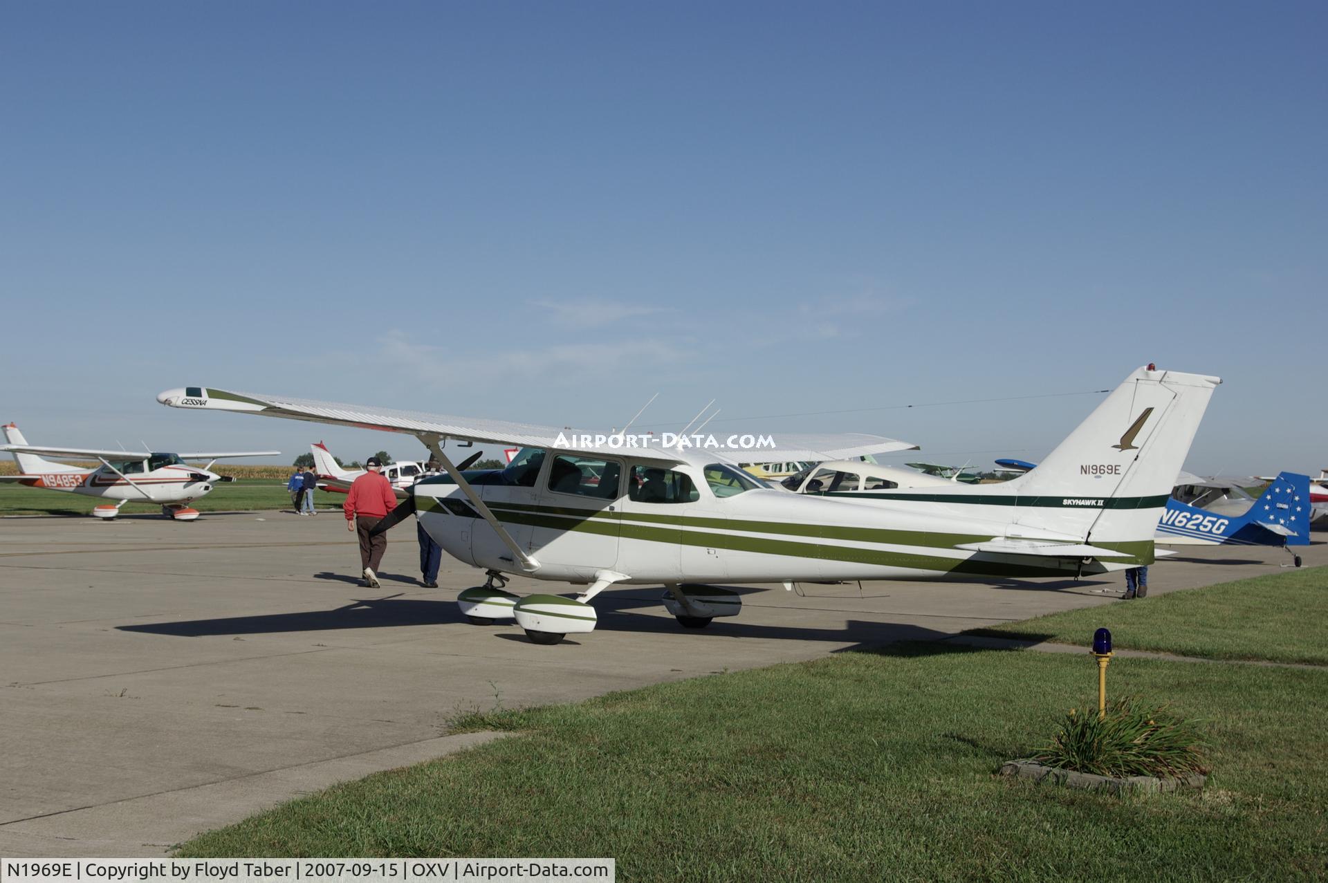 N1969E, 1978 Cessna 172N C/N 17271105, Knoxville Fly In
