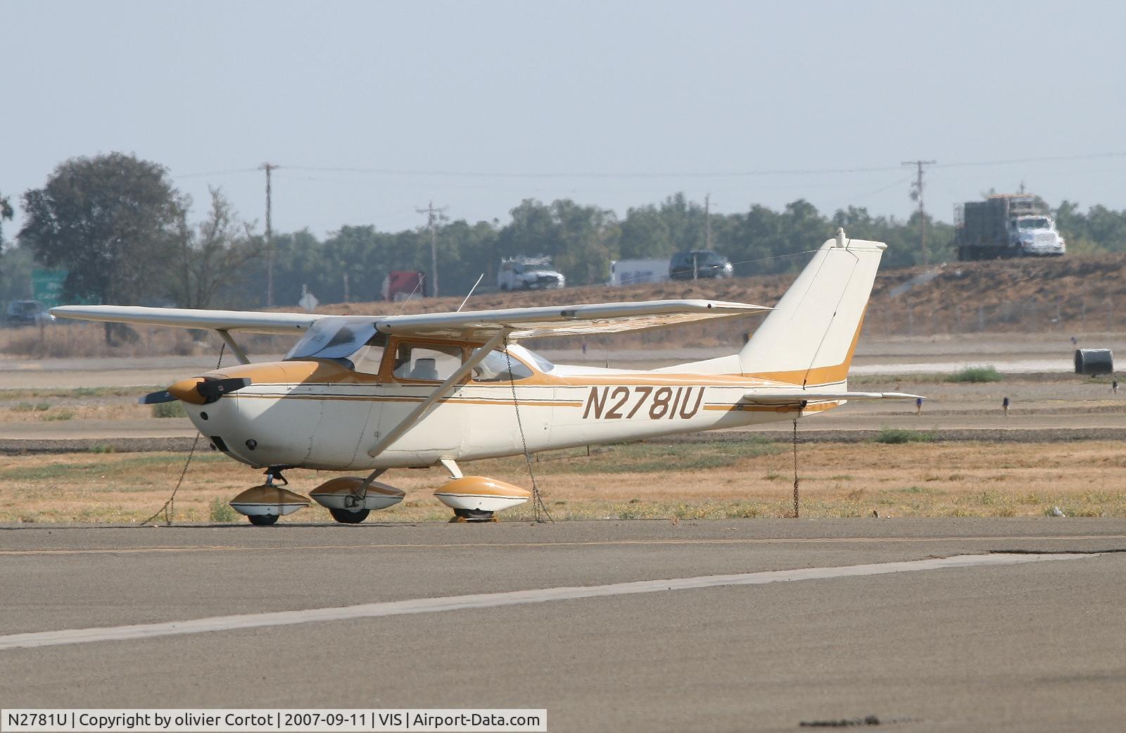 N2781U, 1963 Cessna 172D C/N 17250381, Visalia airport late in the afternoon