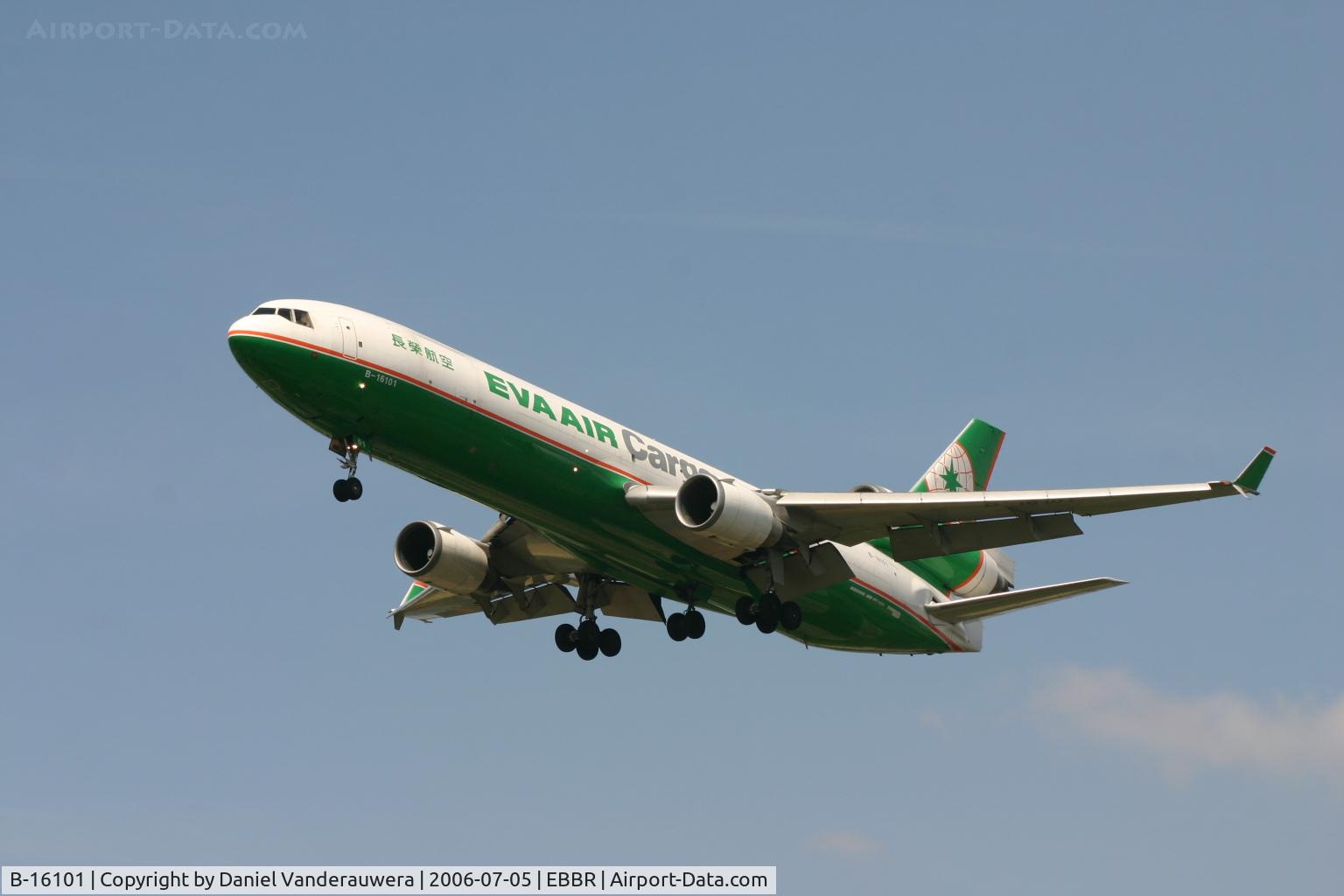 B-16101, McDonnell Douglas MD-11 C/N 48542, descending to rwy 25R