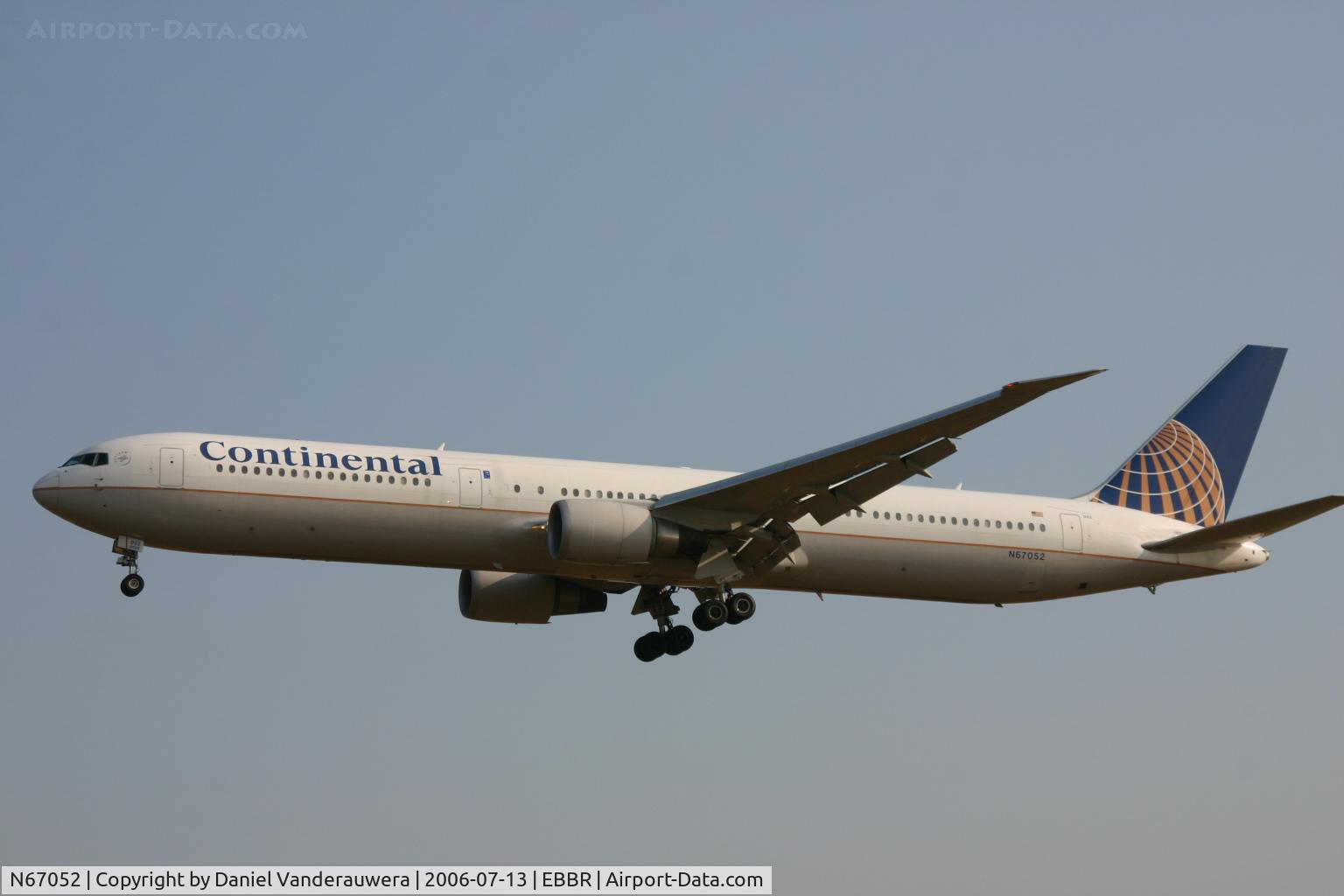 N67052, 2000 Boeing 767-424/ER C/N 29447, arrival of flight CO060 to rwy 25L
