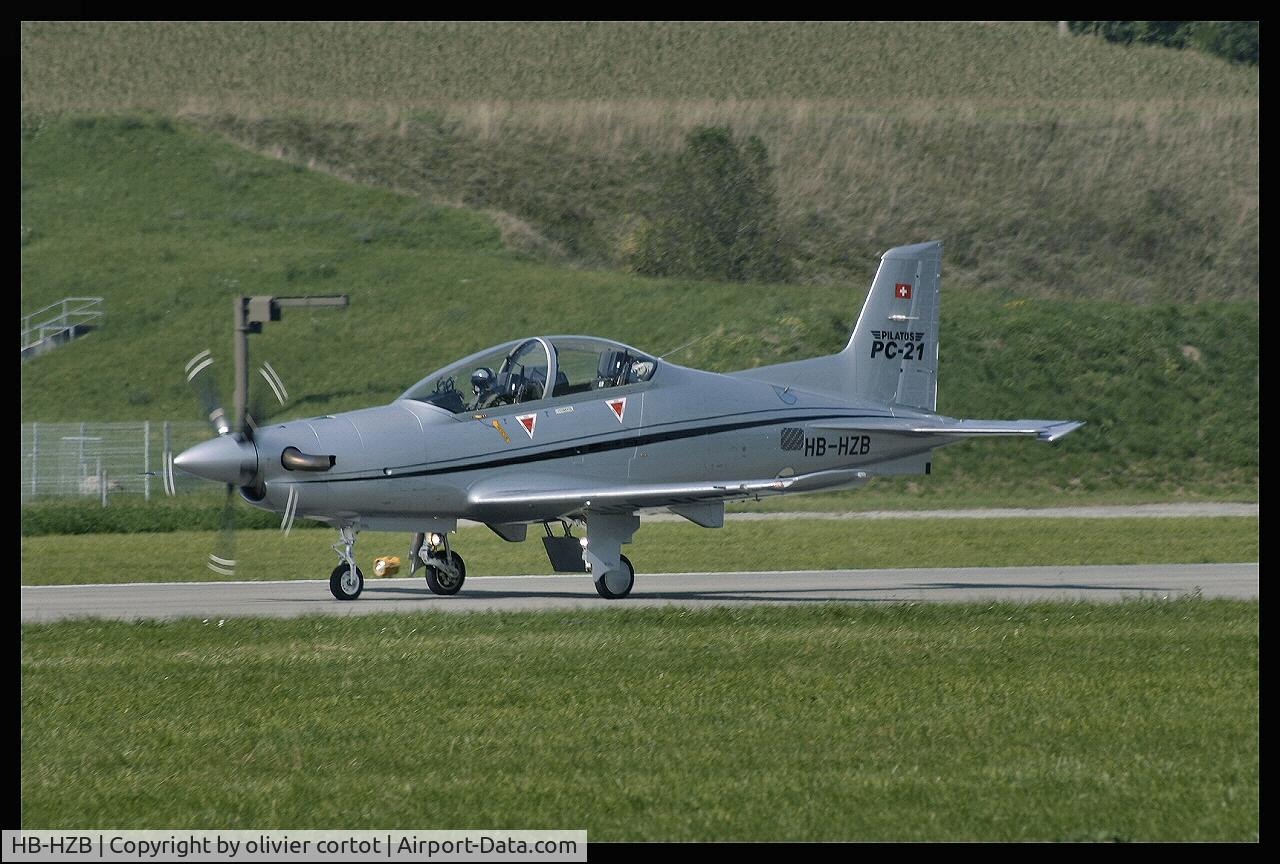 HB-HZB, 2003 Pilatus PC-21 C/N 0001, taxiing Payerne 2004