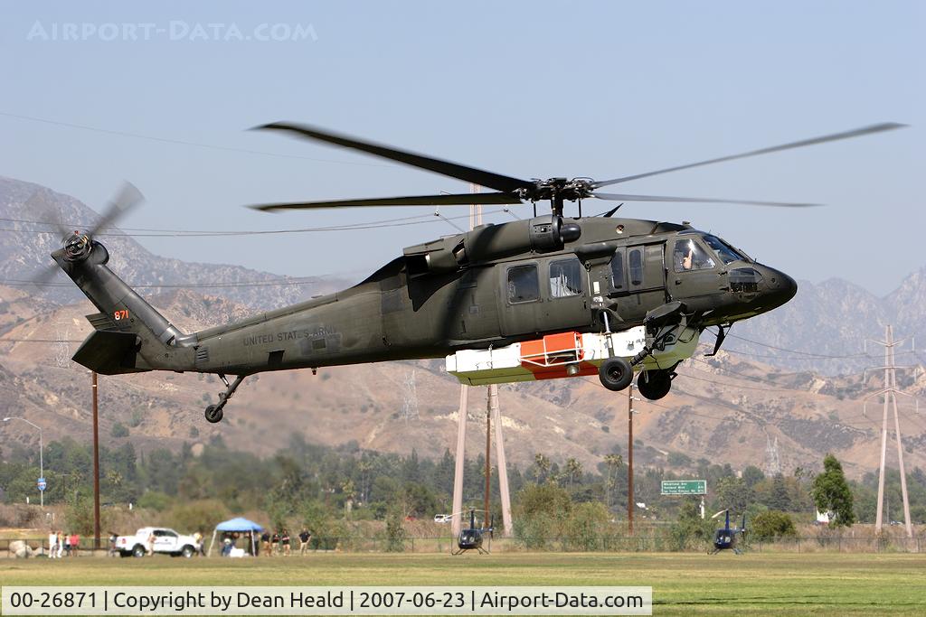 00-26871, Sikorsky UH-60L Black Hawk C/N 70-0696, California Army National Guard Firehawk 00-26871 equipped with a tank on the belly to assist in firefighting. Seen here departing the Hansen Dam Park. This helicopter is currently based at Los Alamitos.