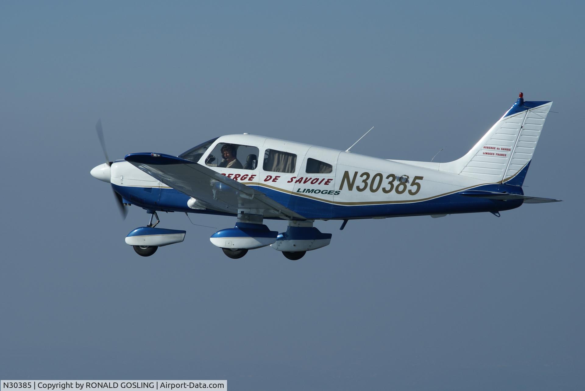 N30385, 1982 Piper PA-28-181 C/N 28-8290153, EN VOL PRES DE GRENOBLE