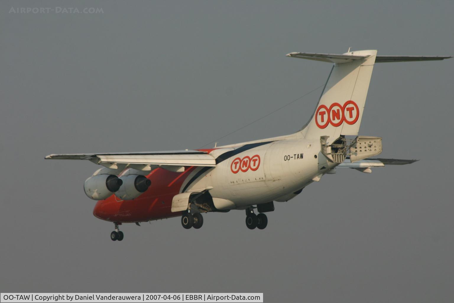 OO-TAW, 1987 British Aerospace BAe.146-200QT Quiet Trader C/N E2089, several seconds before touching rwy 25L