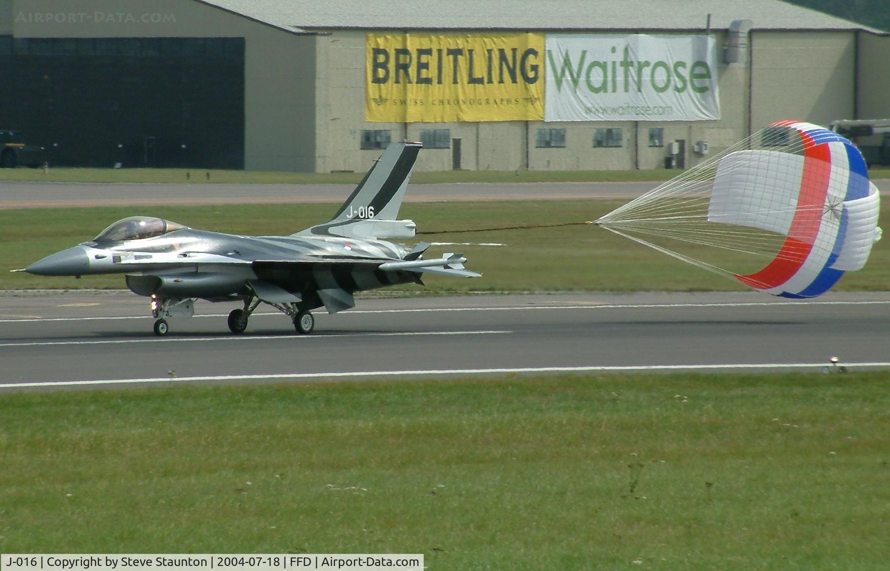 J-016, General Dynamics F-16AM Fighting Falcon C/N 6D-172, Royal International Air Tattoo 2004
