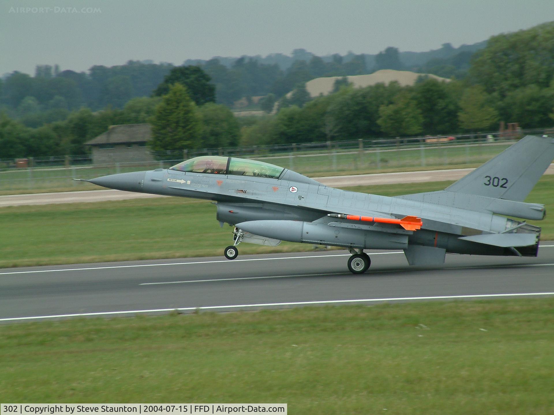 302, Fokker F-16B Fighting Falcon C/N 6L-2, Royal International Air Tattoo 2004