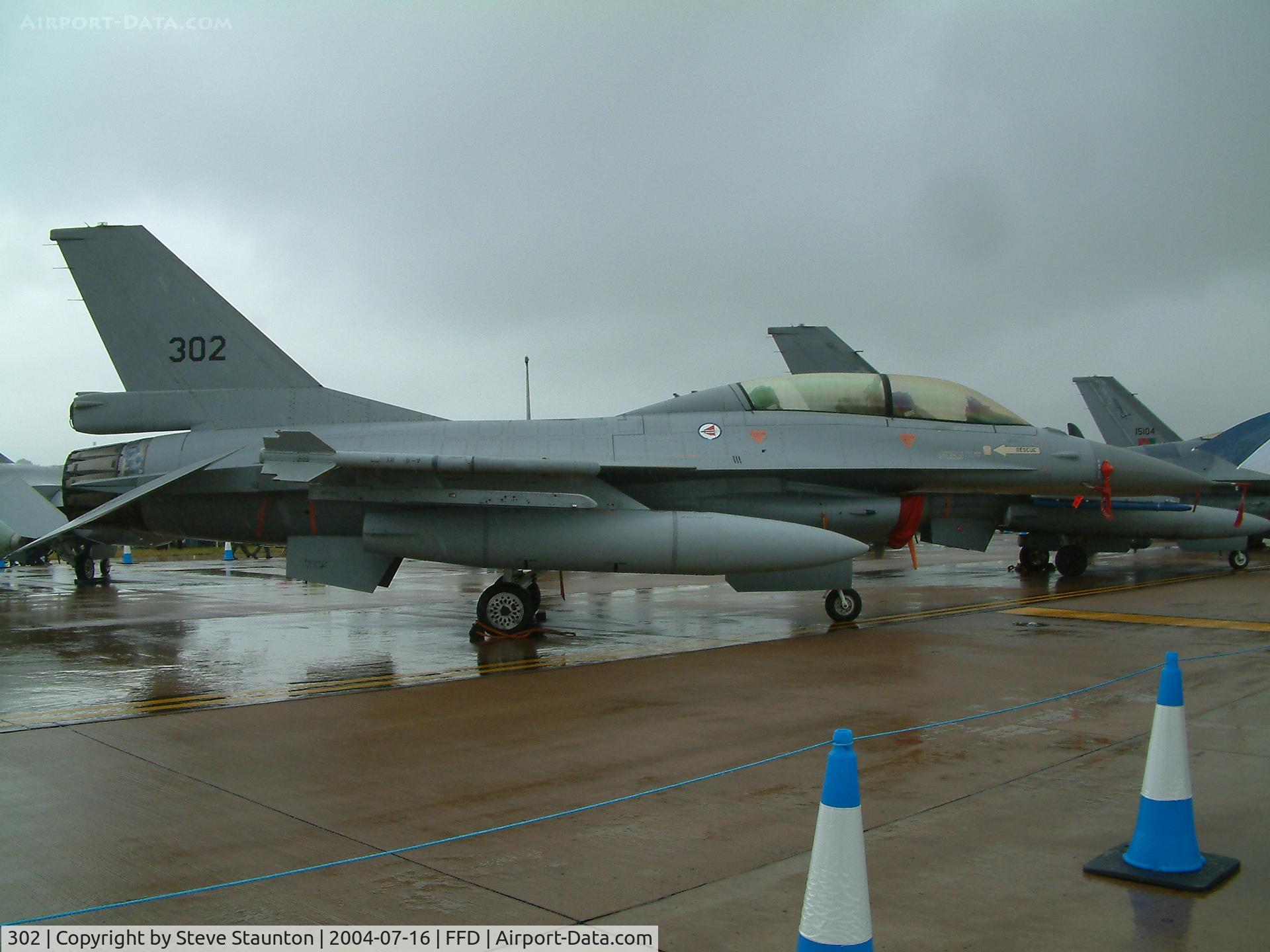 302, Fokker F-16B Fighting Falcon C/N 6L-2, Royal International Air Tattoo 2004