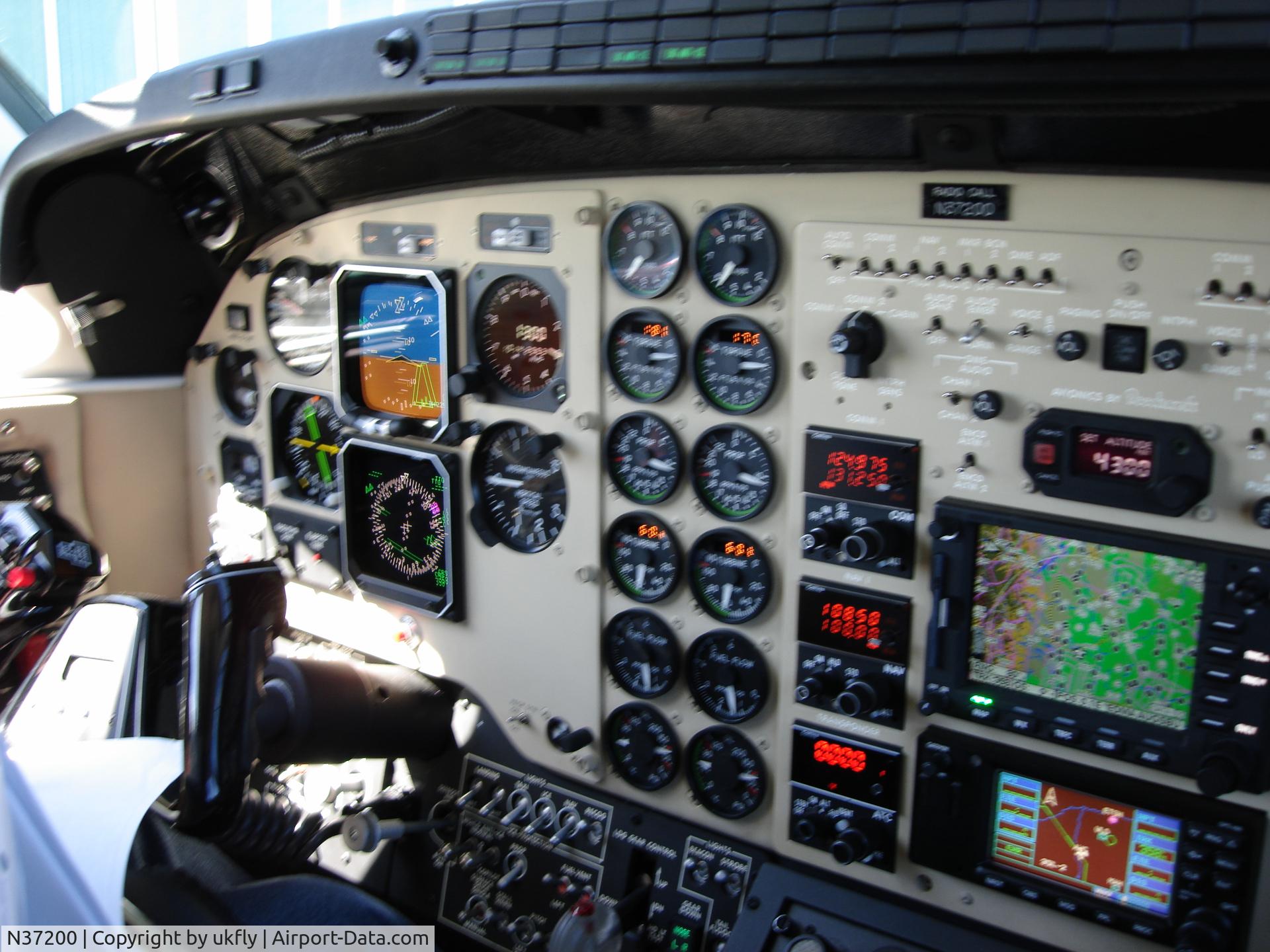 N37200, Raytheon C90GT King Air C/N LJ-1800, Instruments