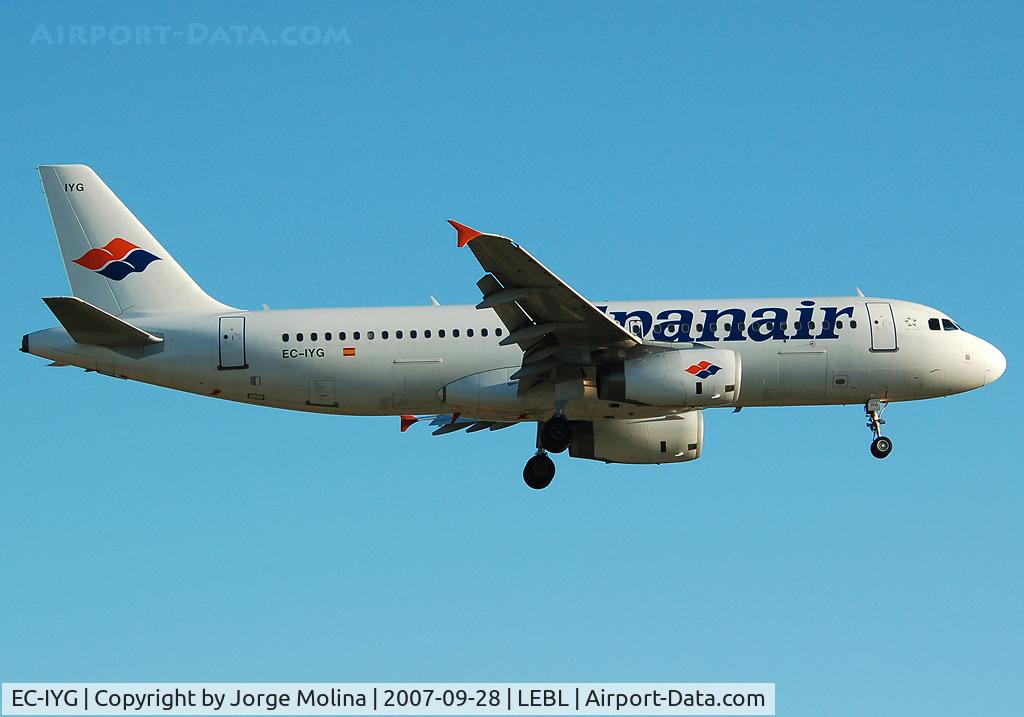 EC-IYG, 2004 Airbus A320-232 C/N 2210, Clear to land RWY 25R.