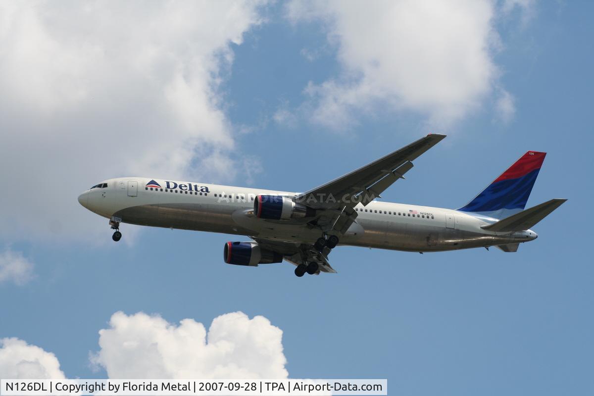 N126DL, 1988 Boeing 767-332 C/N 24076, Delta